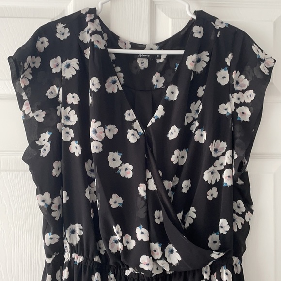 🎀 2/$30 Reitmans: Floral flowy dress - Picture 2 of 5